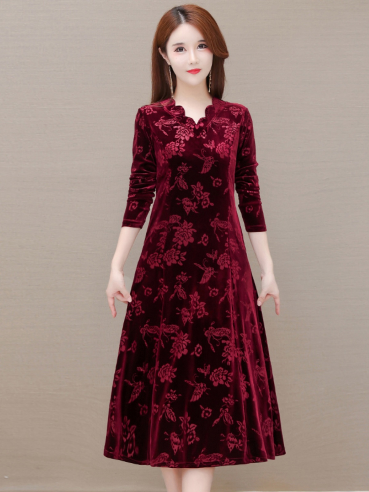 Women Fashion Over 60 - Elegante Abito in Velluto con Scollo