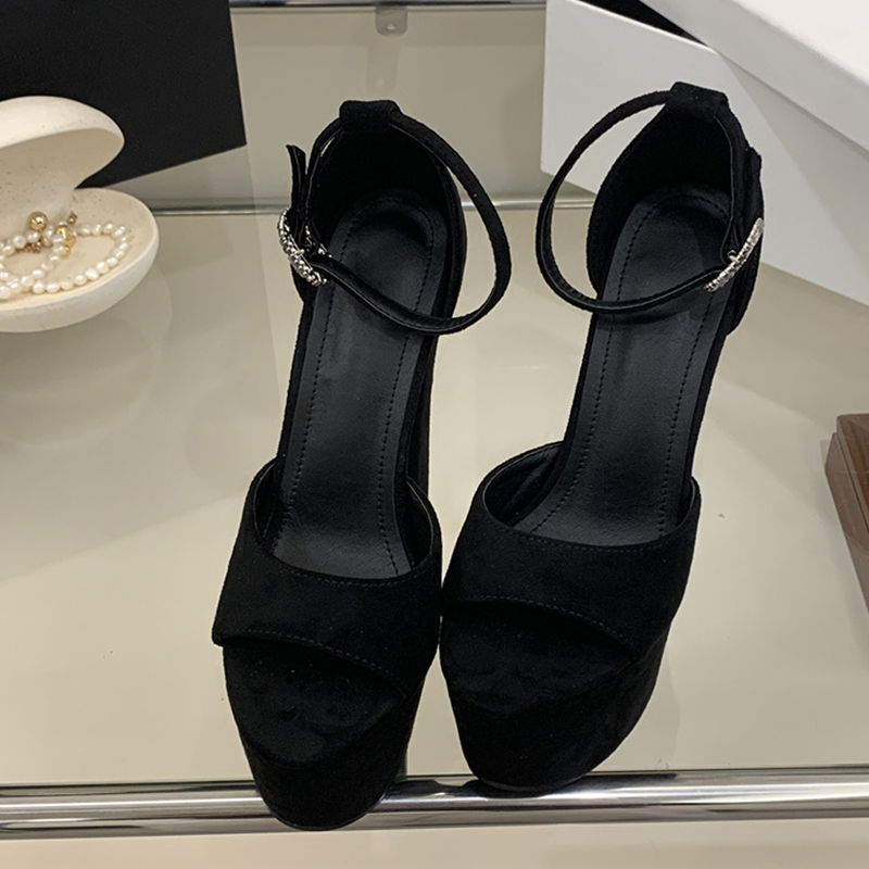 Sandali con Tacco Alto Estremo - Women Fashion Model recensione e prezzo