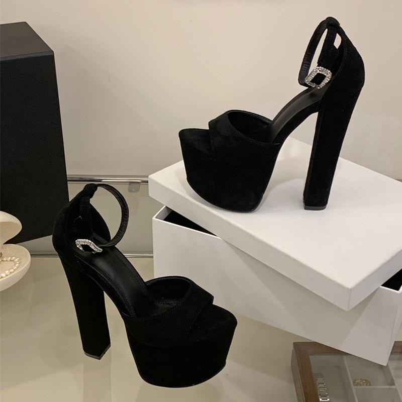 Sandali con Tacco Alto Estremo - Women Fashion Model recensione e prezzo